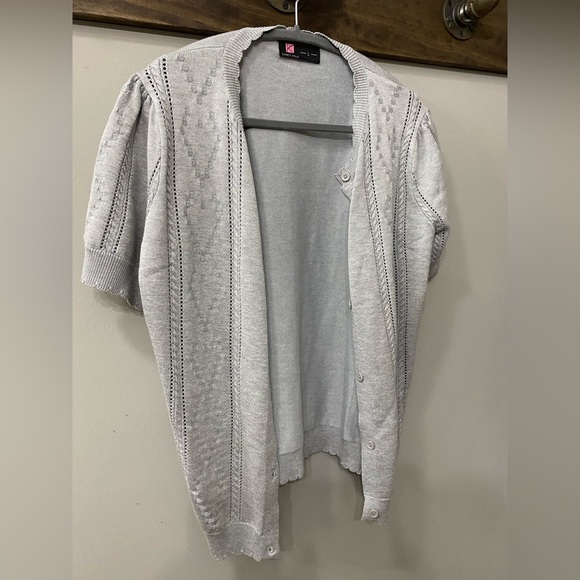 Kancy Kole women’s short sleeve sweater in light grey. Women’s size L - Picture 13 of 16